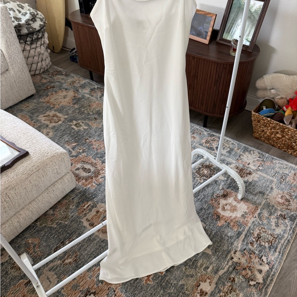 Elegant White Sleeveless Dress